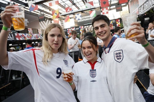 Inggris Menanti: Fans Bersiap untuk Final EURO 2024 yang Bersejarah, Perayaan £800 Juta
